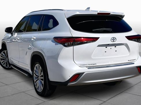 Used 2022 Toyota Highlander Platinum image 11