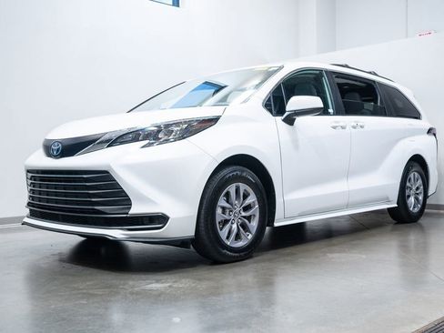 Used 2025 Toyota Sienna LE AWD/4WD image 3