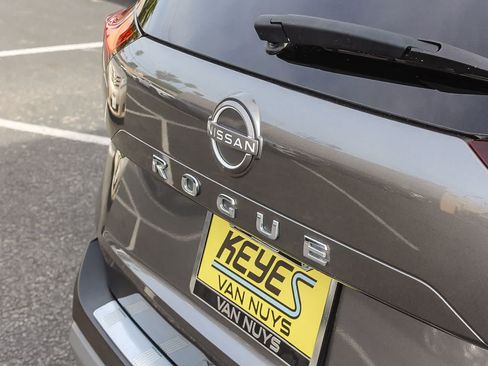 Used 2023 Nissan Rogue SV FWD image 9