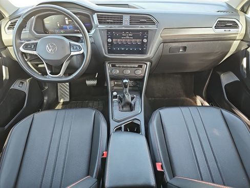 Used 2024 Volkswagen Tiguan SE image 11