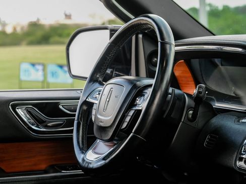 Used 2018 Lincoln Navigator Select AWD/4WD image 19