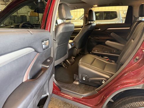 Used 2018 Toyota Highlander XLE AWD/4WD image 34