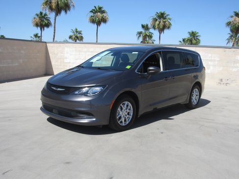 Used 2023 Chrysler Voyager LX FWD image 1