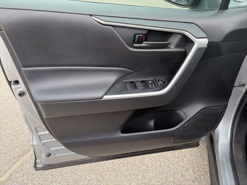 Used 2021 Toyota RAV4 LE AWD/4WD image 7
