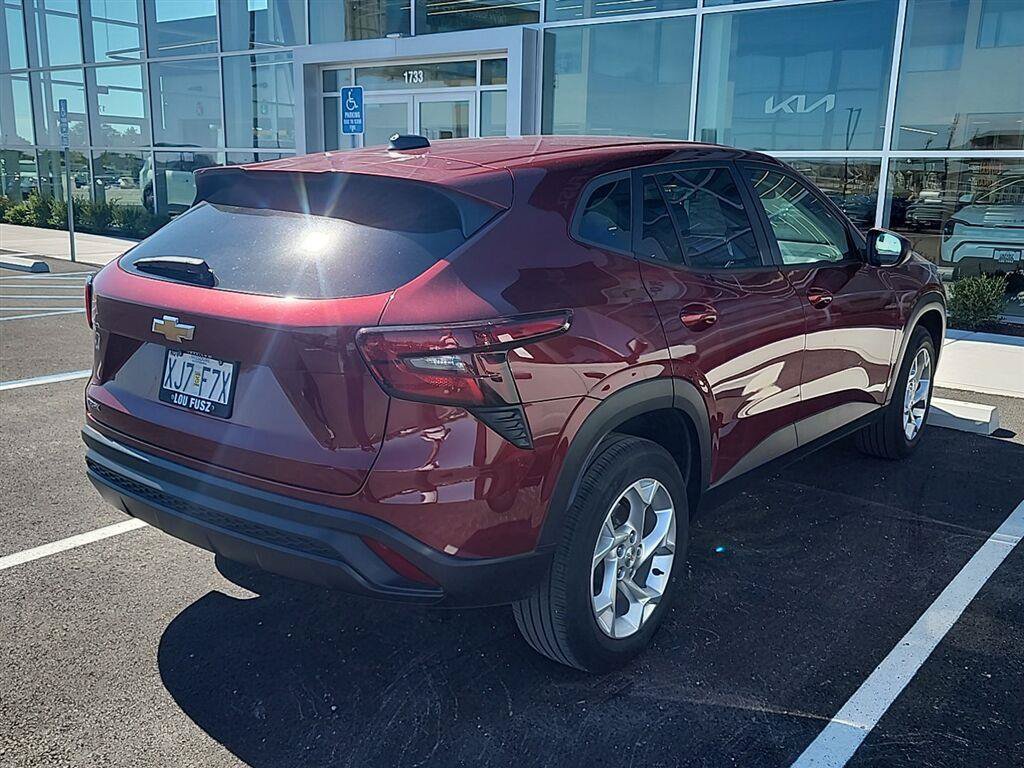 Used 2024 Chevrolet Trax LS w/ LS Convenience Package FWD image 6