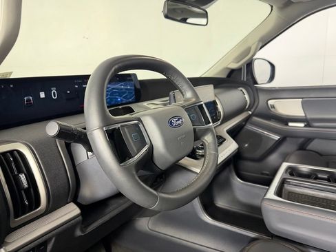 Used 2025 Ford Expedition Active AWD/4WD image 18