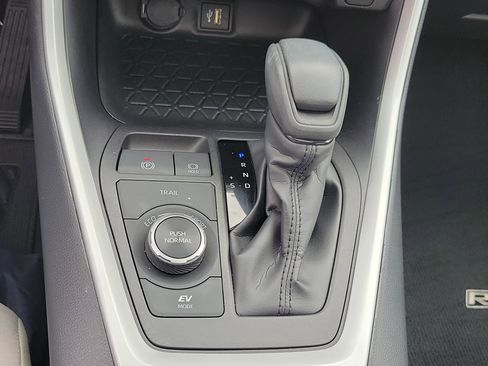 Used 2025 Toyota RAV4 XLE w/ Convenience Package image 30