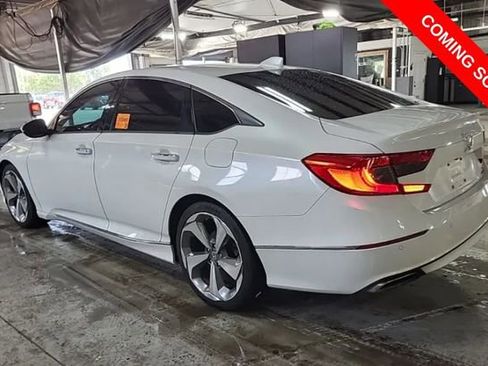 Used 2018 Honda Accord Touring image 2