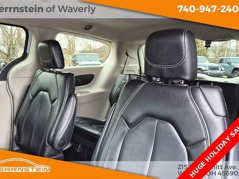 Used 2023 Chrysler Pacifica Touring-L image 26