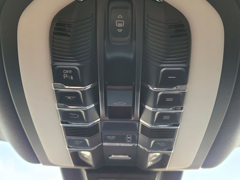 Used 2025 Porsche Macan AWD/4WD image 30