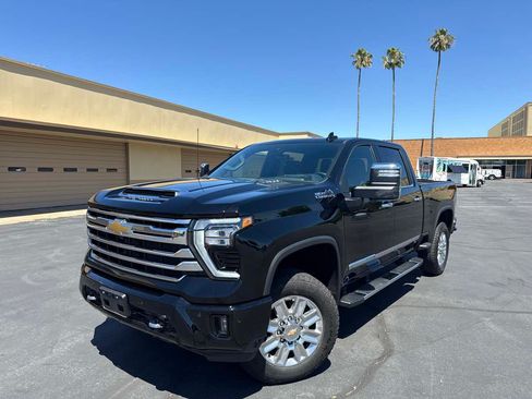 Used 2024 Chevrolet Silverado 2500 High Country w/ High Country Premium Package AWD/4WD image 3