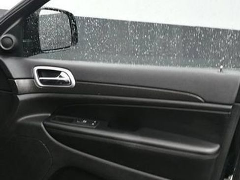 Used 2018 Jeep Grand Cherokee Altitude AWD/4WD image 11
