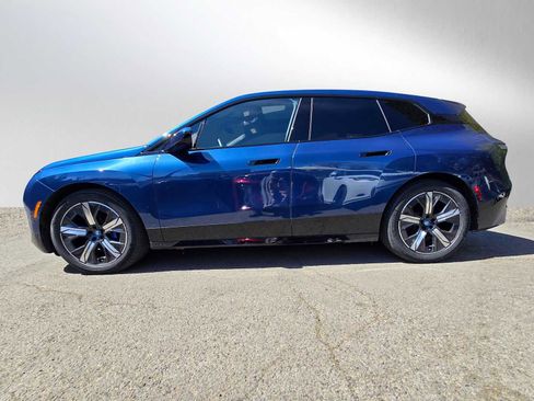 Used 2023 BMW iX xDrive50 w/ Premium Package AWD/4WD image 6