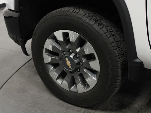 Used 2022 Chevrolet Silverado 2500 Custom w/ Custom Value Package AWD/4WD image 10