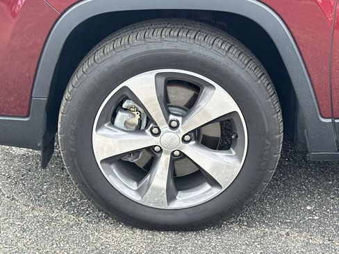 Used 2019 Jeep Cherokee Limited AWD/4WD image 9