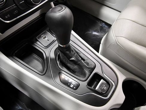 Used 2021 Jeep Cherokee Latitude Lux FWD image 27