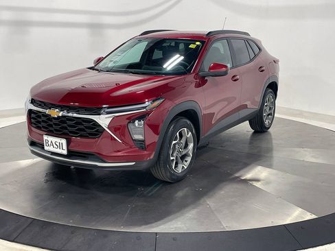 Used 2024 Chevrolet Trax LT w/ LT Convenience Package FWD image 8