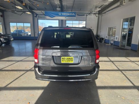 Used 2019 Dodge Grand Caravan SXT image 4