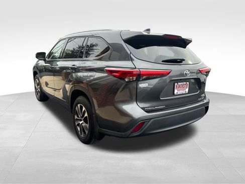 Used 2022 Toyota Highlander XLE image 7