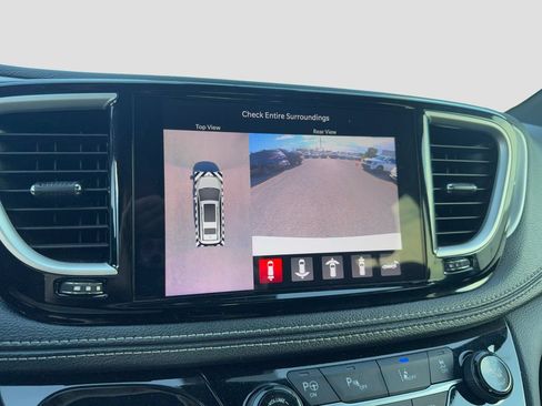 Used 2024 Chrysler Pacifica Limited FWD image 18