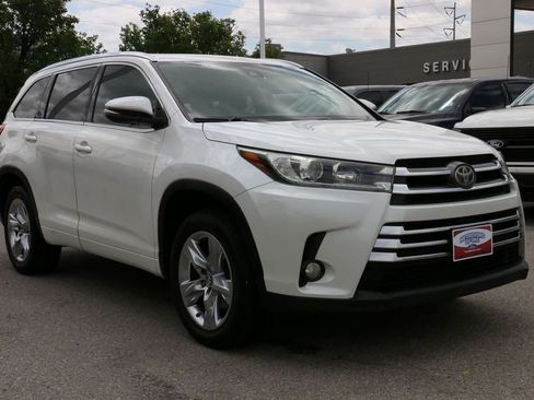 Used 2017 Toyota Highlander Limited FWD image 4