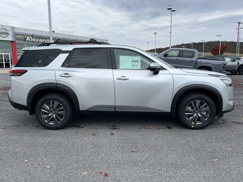 New 2025 Nissan Pathfinder SV w/ SV Premium Package image 2