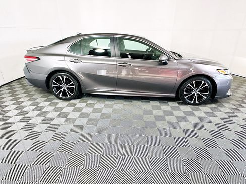 Used 2019 Toyota Camry SE image 2