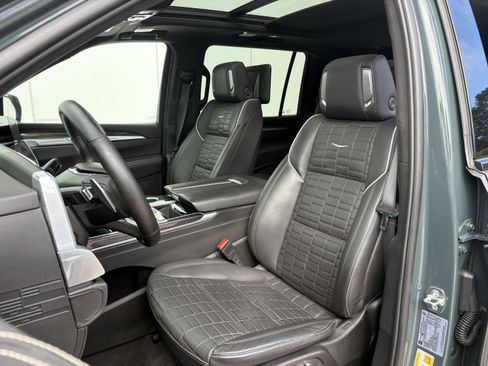 Certified 2025 Cadillac Escalade ESV V AWD/4WD image 12