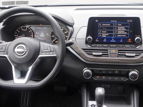 New 2025 Nissan Altima 2.5 SV image 4