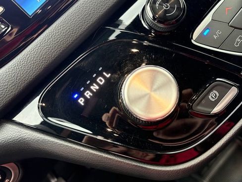 Used 2025 Chrysler Pacifica Select image 25