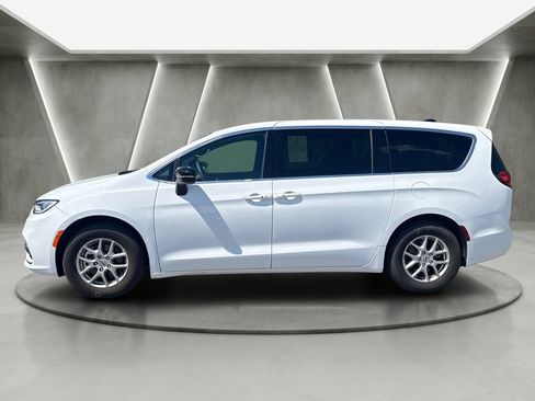 Used 2025 Chrysler Pacifica Select FWD image 4