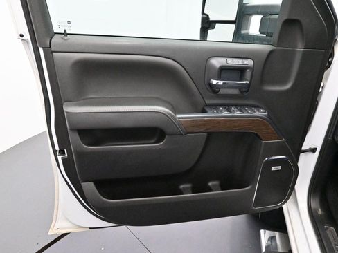 Used 2019 GMC Sierra 2500 Denali w/ Duramax Plus Package AWD/4WD image 9