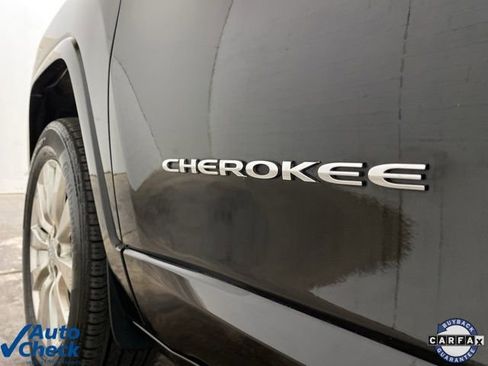 Used 2017 Jeep Cherokee Overland w/ Technology Group image 90