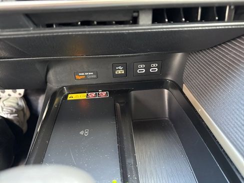 Used 2025 Toyota Camry SE image 17