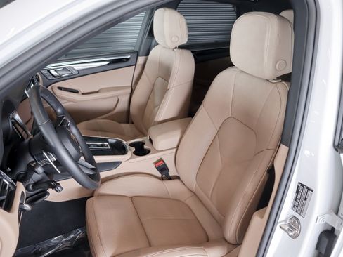 Certified 2026 Porsche Macan AWD/4WD image 5