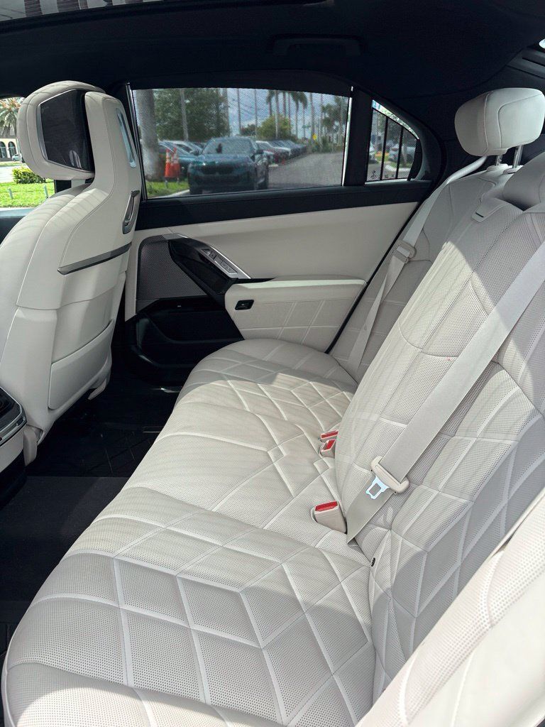Used 2023 BMW 740i RWD image 6