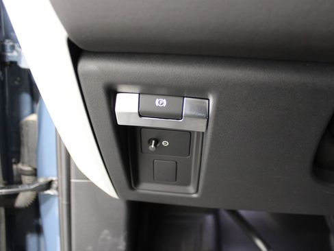 Used 2024 Land Rover Defender 110 S image 8