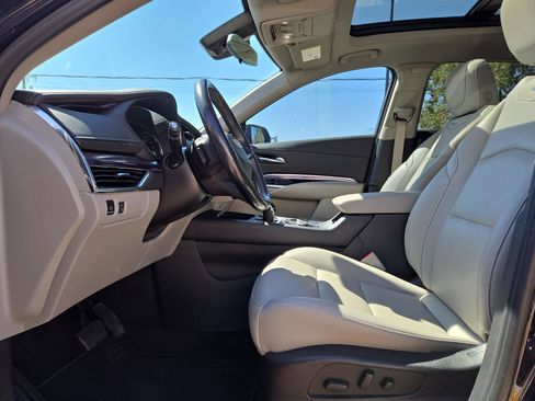 Used 2023 Cadillac XT4 Luxury w/ Cold Weather Package FWD image 16