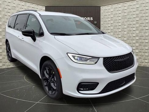 New 2026 Chrysler Pacifica Select w/ S Appearance Package AWD/4WD image 2