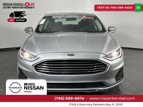 Used 2017 Ford Fusion SE w/ Fusion SE Technology Package image 4