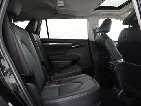 Used 2024 Toyota Highlander Limited AWD/4WD image 12