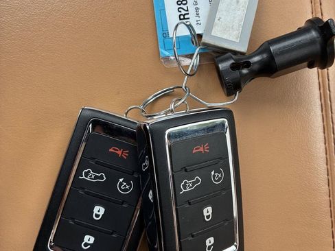 Used 2021 Jeep Grand Cherokee L Summit AWD/4WD image 36