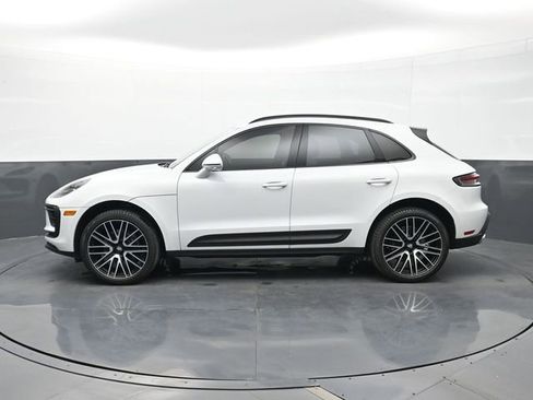 Certified 2025 Porsche Macan AWD/4WD image 2