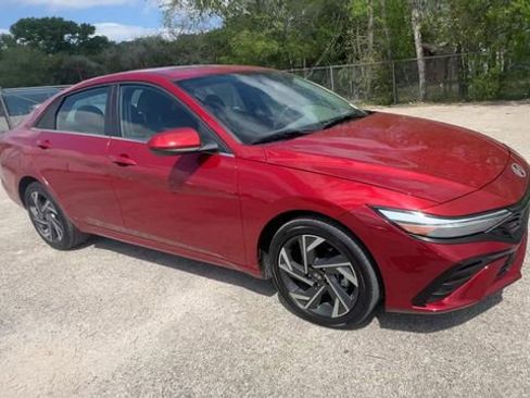 Used 2025 Hyundai Elantra SEL image 2