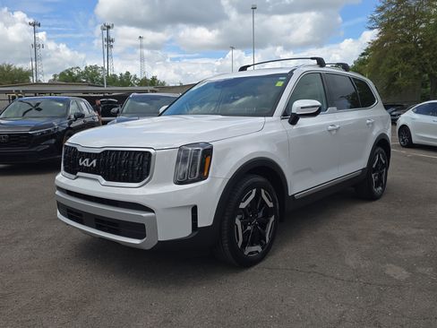 Certified 2024 Kia Telluride EX w/ EX Captain's Chair Package image 4