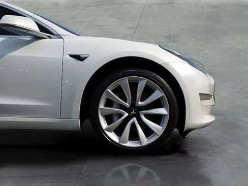 Used 2019 Tesla Model 3 Standard Range RWD image 9