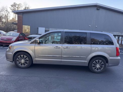 Used 2014 Chrysler Town & Country S image 2