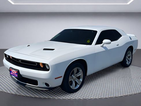Used 2021 Dodge Challenger SXT RWD image 1