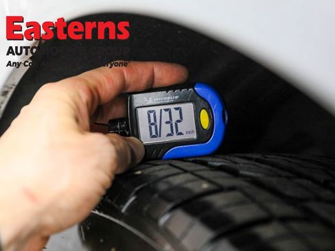 Used 2024 Chrysler Pacifica Select image 28