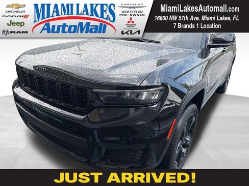 Used 2023 Jeep Grand Cherokee L Laredo image 1